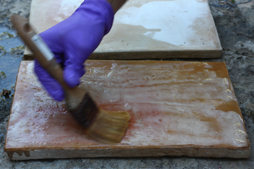 Application de l'acide chlorhydrique sur les carreaux de terre cuite