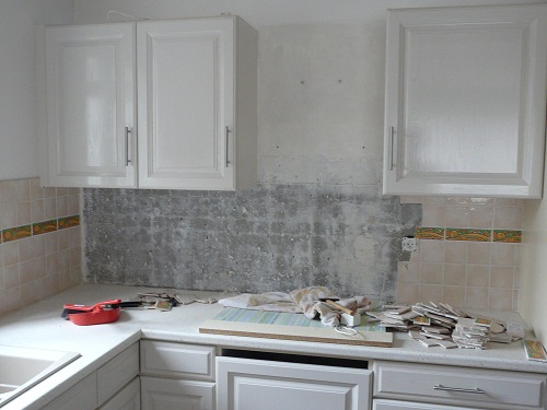 Rénovation d'une cuisine - retirer le carrelage mural