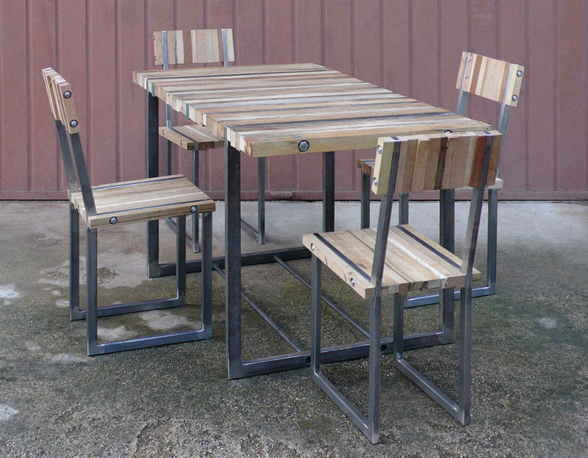 4-chaises-et-table David Zacharias